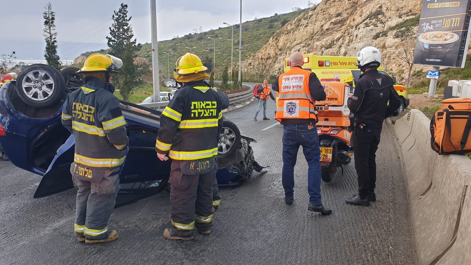 צילום: דוברות איחוד הצלה נהגת נפצעה בינוני בהתהפכות רכבה בחיפה