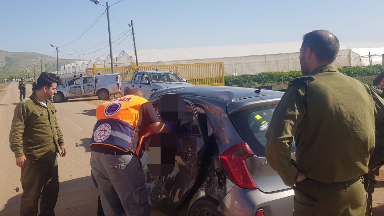 צילום: הצלה ללא גבולות שמונה פצועים בתאונת דרכים בין אוטובוס לרכב פרטי בבקעת הירדן