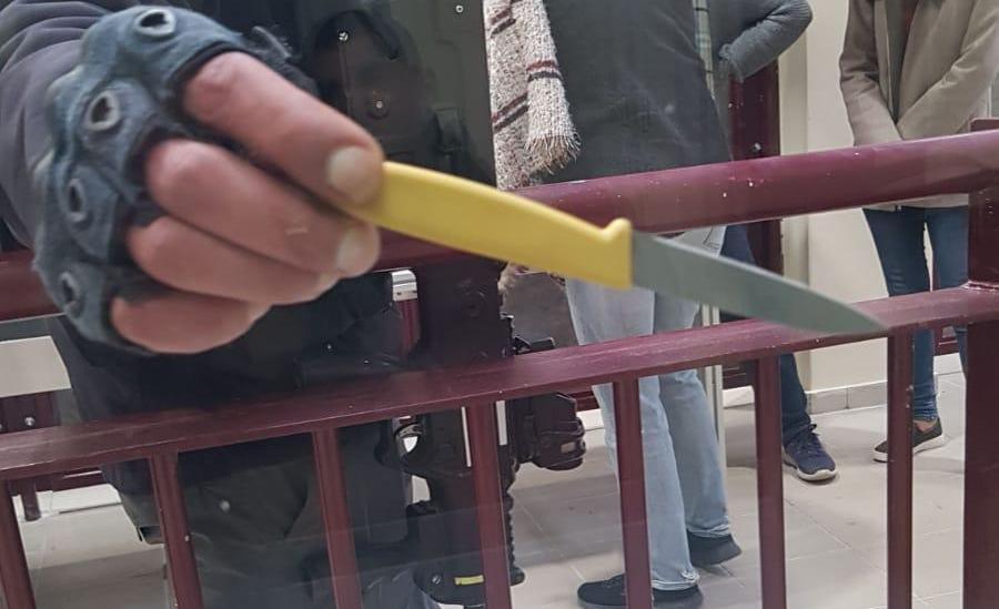 צילום: דוברות המשטרה קלנדיה: מחבלת אותרה עם סכין, ערביה נוספת לא נענתה להוראות כוחותינו ונעצרה לאחר ירי באוויר