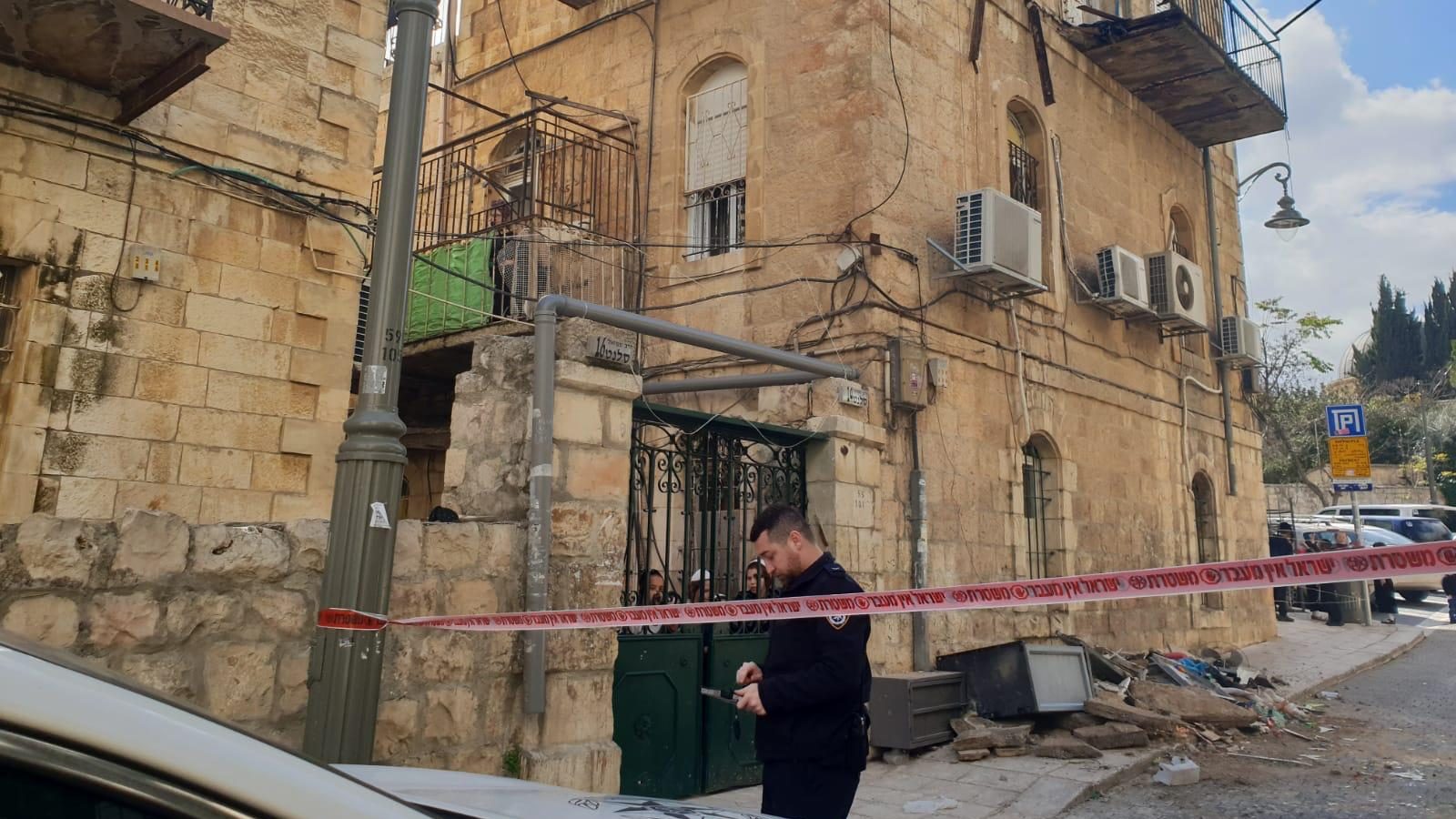 צילום: דוברות המשטרה מרפסת קרסה בבניין בירושלים