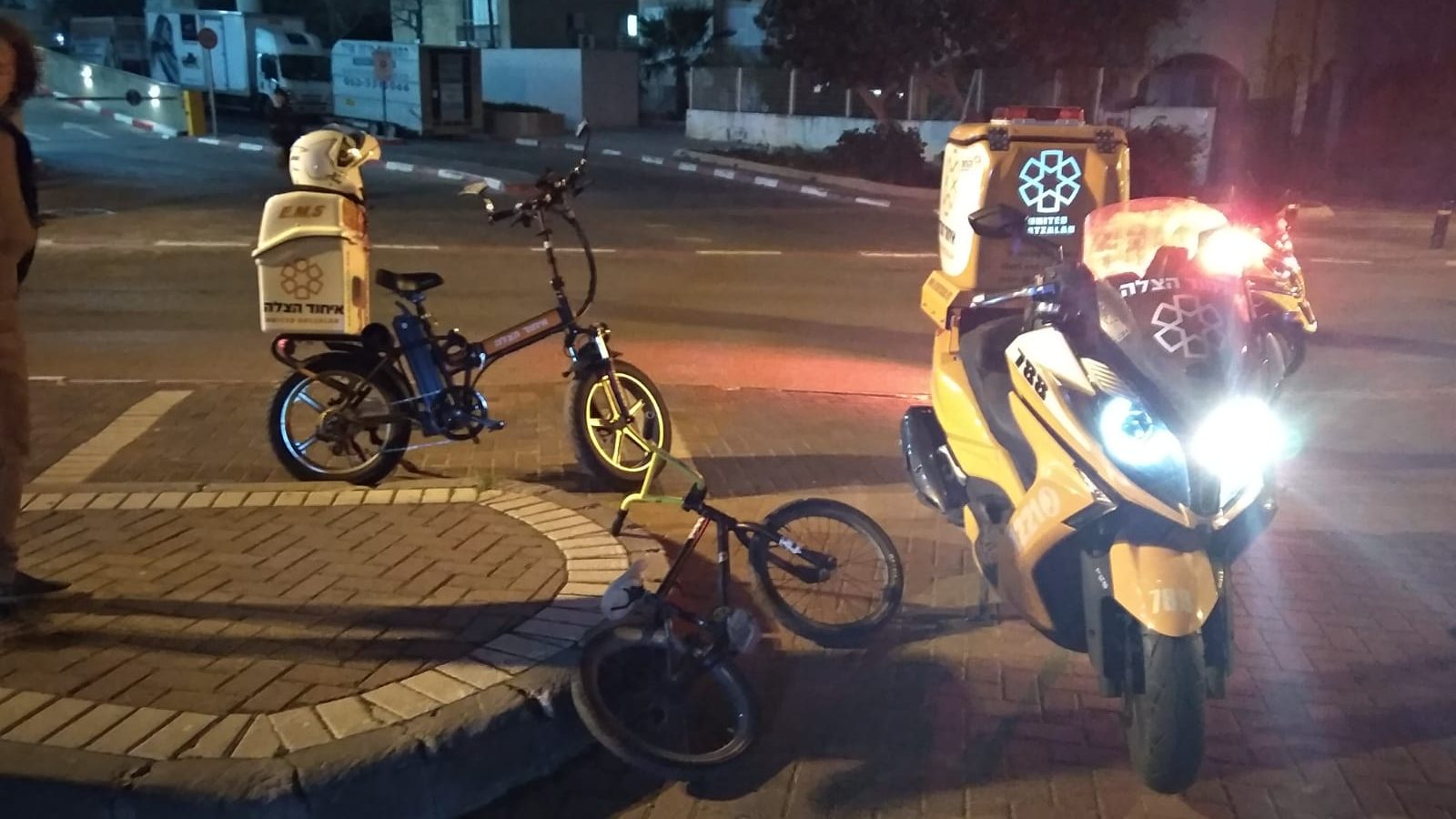 צילום: דוברות איחוד הצלה רוכב אופניים נפגע מרכב בפתח תקווה ונפצע באורח בינוני