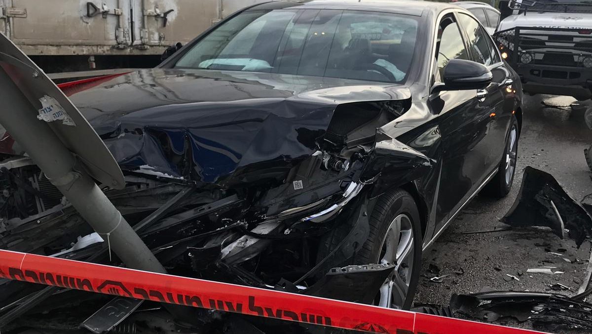צילום: דוברות המשטרה ערבי פרץ מחסום בצומת קדומים ברכב גנוב, פגע בניידת ופצע שוטר ושישה אזרחים