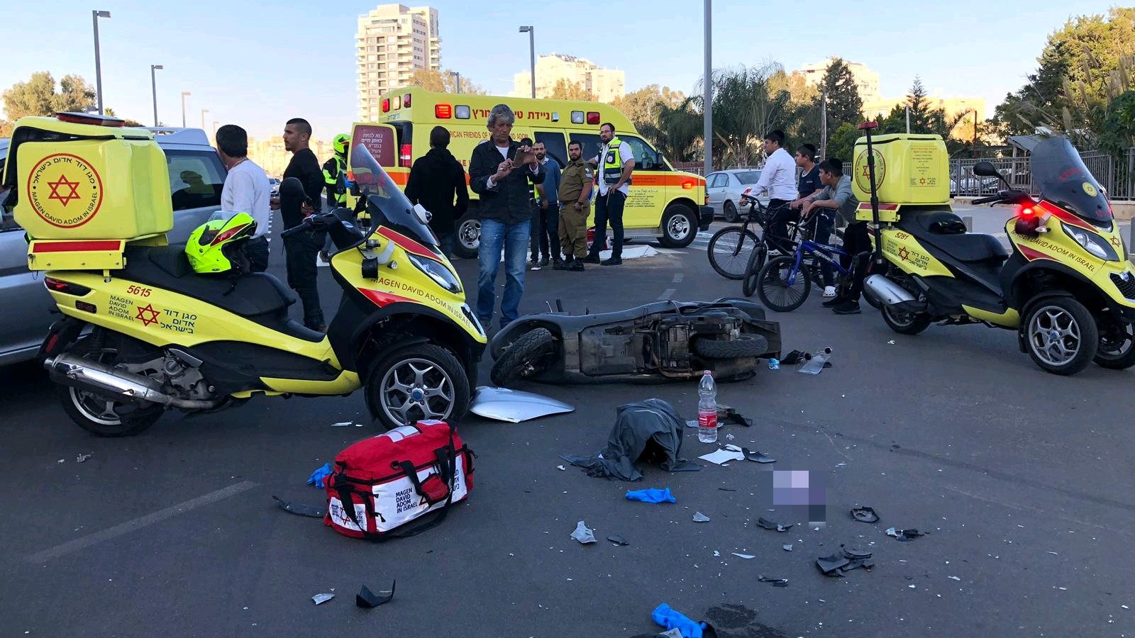 צילום: תיעוד מבצעי מד רוכב אופנוע נפגע מרכב בת״א – נפצע בינוני