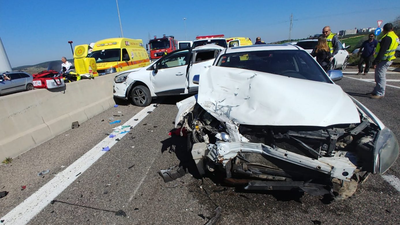 צילום: תיעוד מבצעי מד בני 70 נפצעו קשה ובינוני בתאונה קשה סמוך לזרזיר