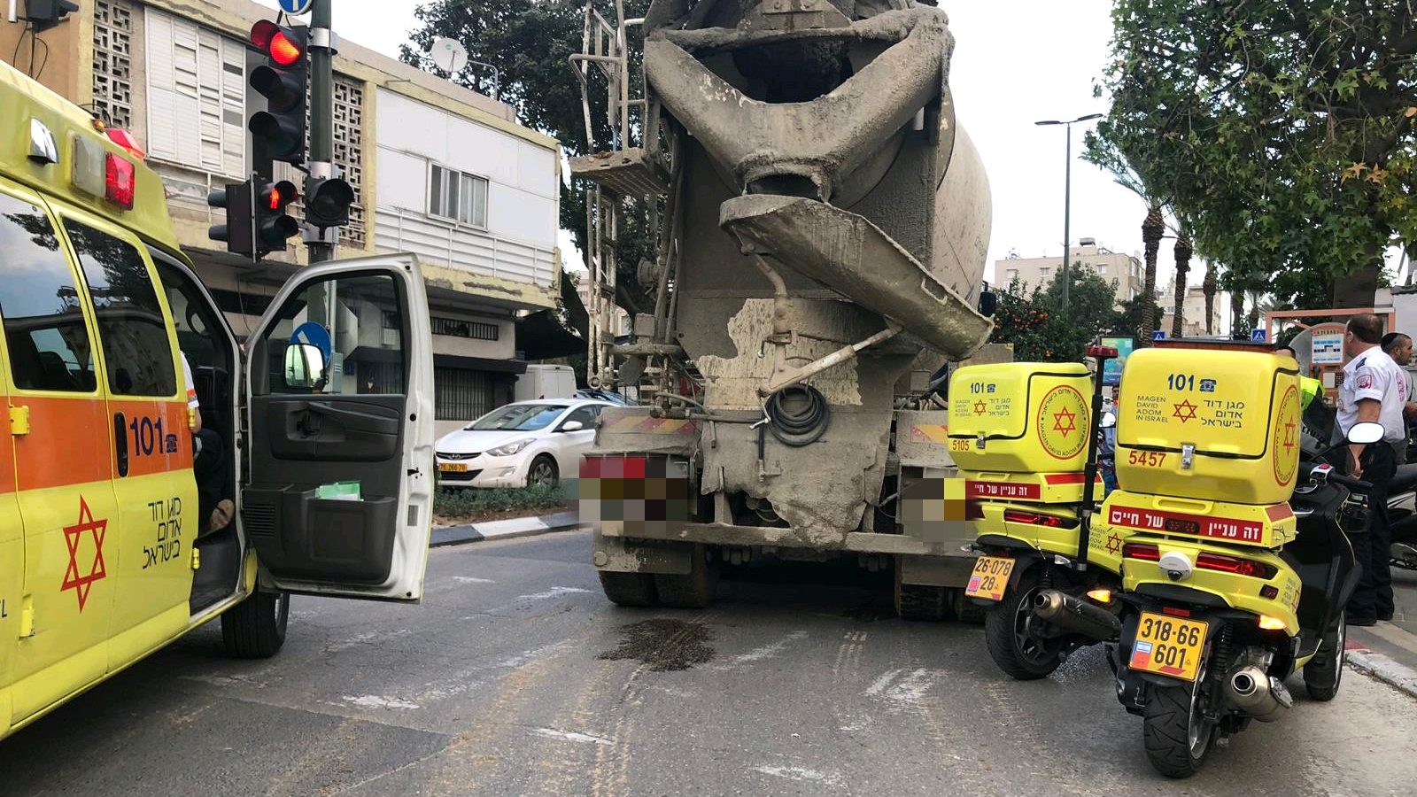 צילום: תיעוד מבצעי מד הולכת רגל נפגעה ממשאית בבת ים – מצבה קשה