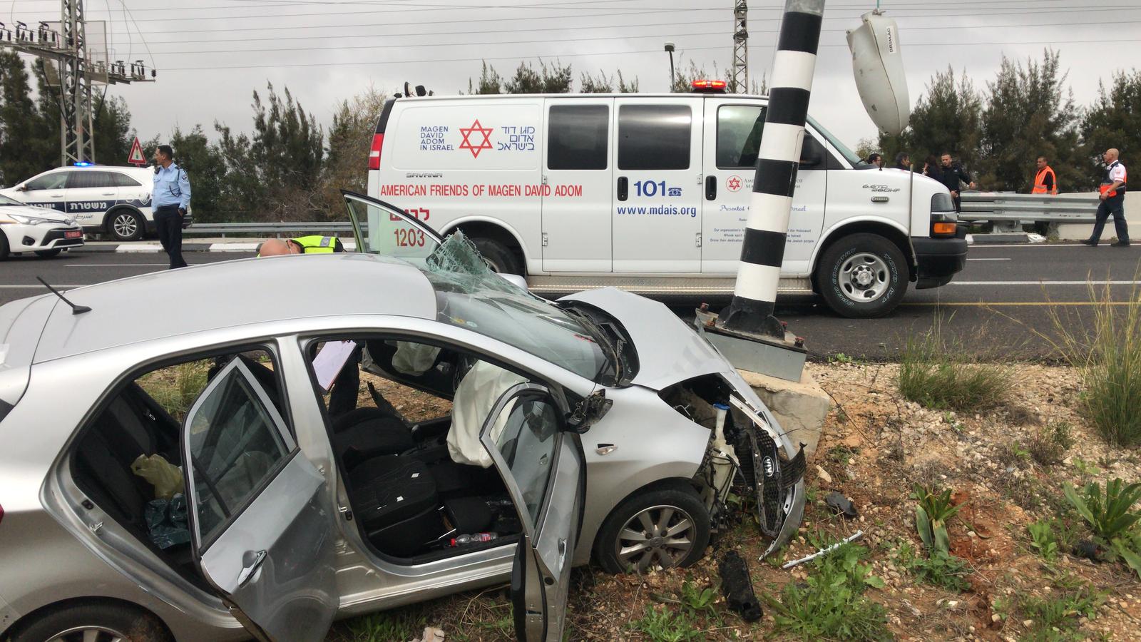 צילום: תיעוד מבצעי מד תאונה קטלנית בכביש 3: רכב התנגש בעמוד – גבר בן 82 נהרג