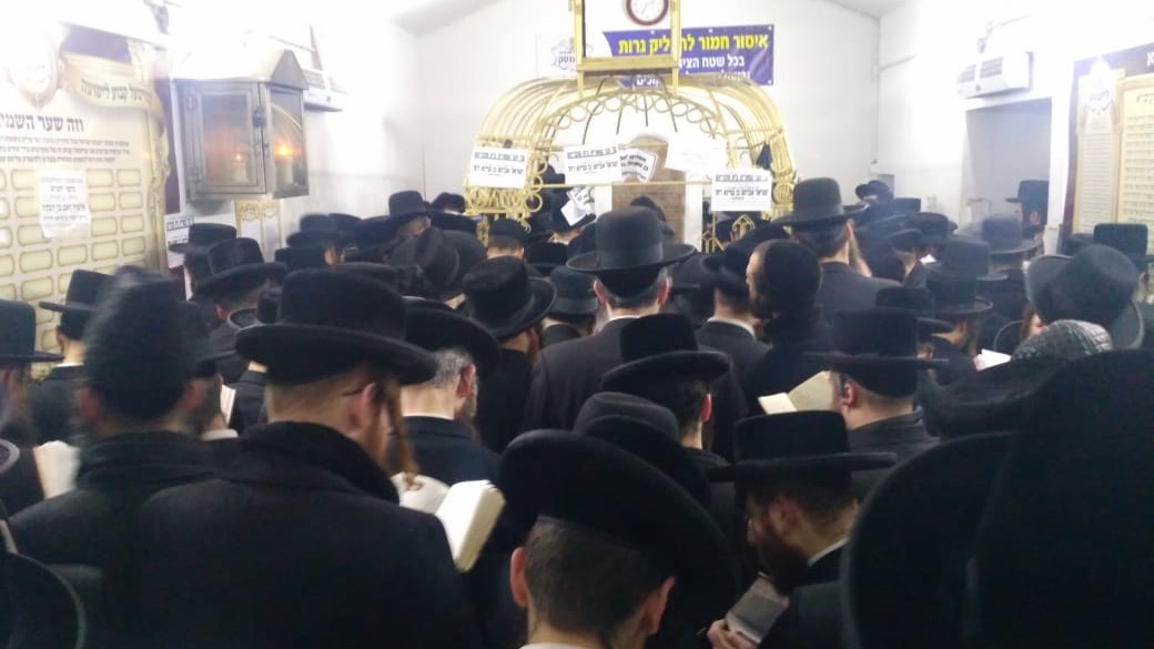 צילום: קוויטלעך - תפילות בקברי צדיקים פולין: אלפים בציון רבי אלימלך מליזענסק בעיירה ליז'ענסק