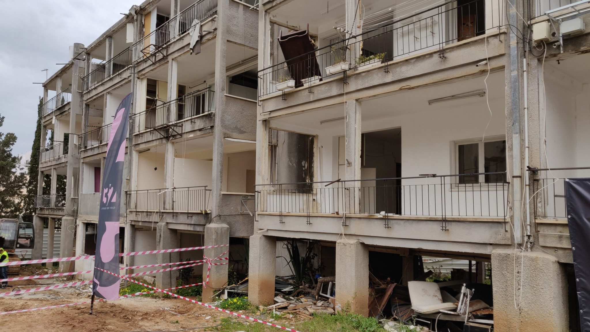 צילום: איתמר סיידא החלה הריסת הבניינים הישנים בגבעתיים