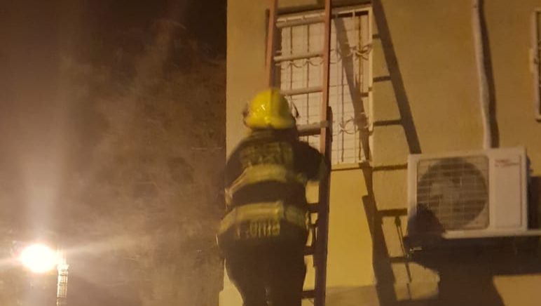 צילום: דוברות כבאות והצלה לישראל נגב מזרחי שריפה פרצה בארון החשמל בבניין בירוחם – לוחמי האש חילצו שלושה לכודים