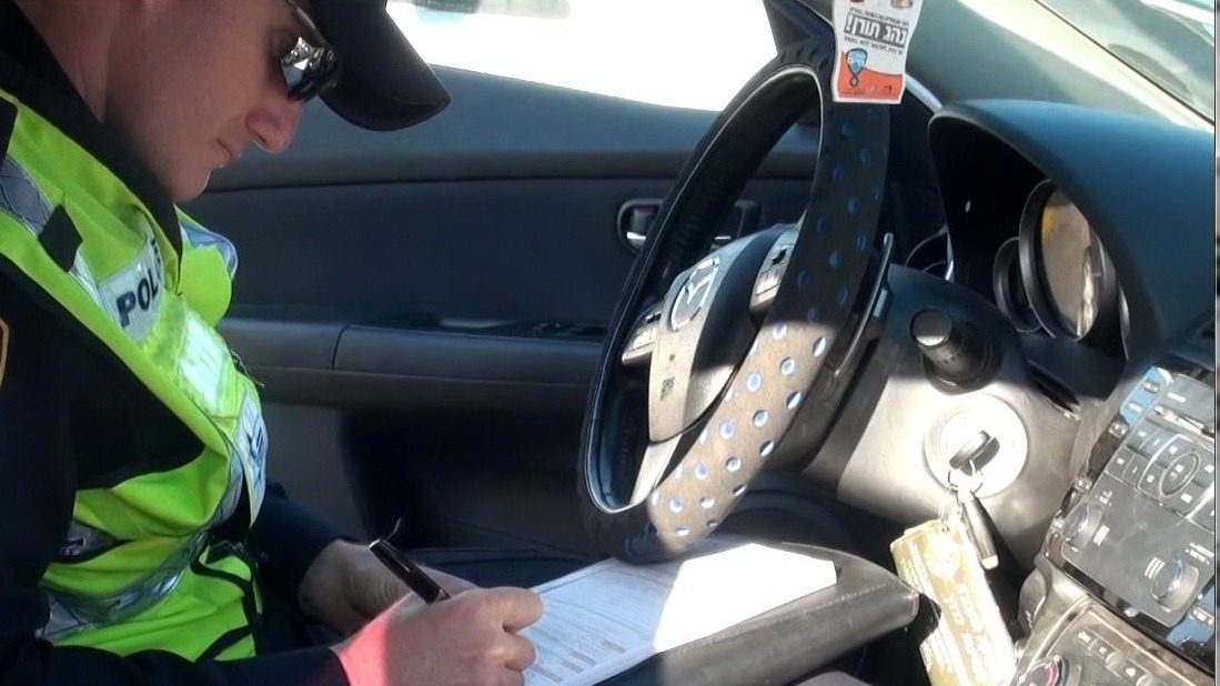 צילום: דוברות המשטרה בת 20 נתפסה נוהגת עם 2 ילדים קטנים מבלי שהוציאה רישיון נהיגה מעולם