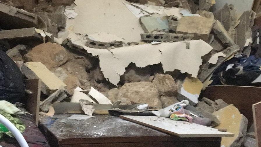 צילום: דוברות המשטרה נצרת: קיר קרס בדירה כתוצאה מהגשמים – דיירי הבית המבוגרים פונו (תמונות)