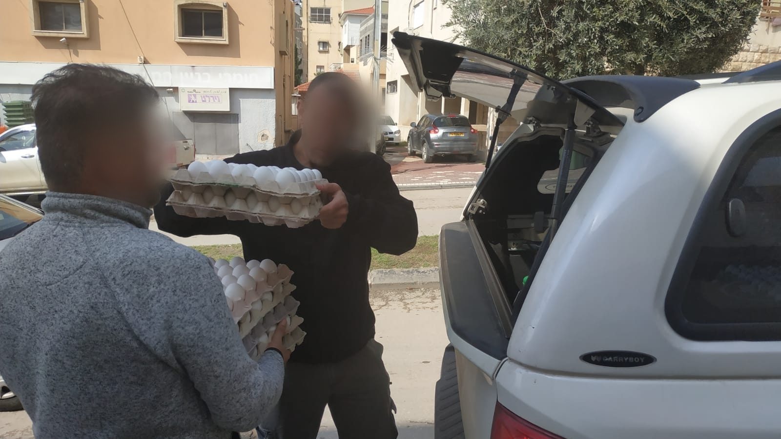 צילום: דוברות המשטרה 70 תבניות ביצים ללא פיקוח נתפסו בטייבה – משרד החקלאות בוחן הגשת כתבי אישום