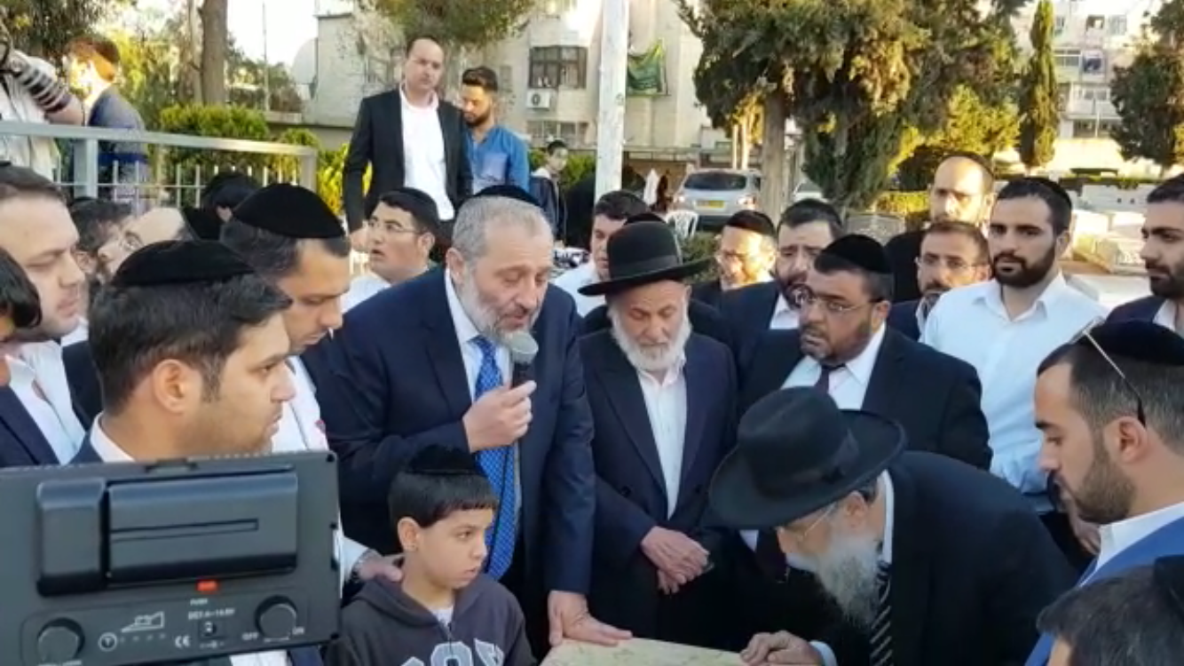 צילום: יעקב כהן דרעי התפלל שחרית על קבר הרב עובדיה יוסף: "נמלא את שליחותך להחזיר עטרה ליושנה"