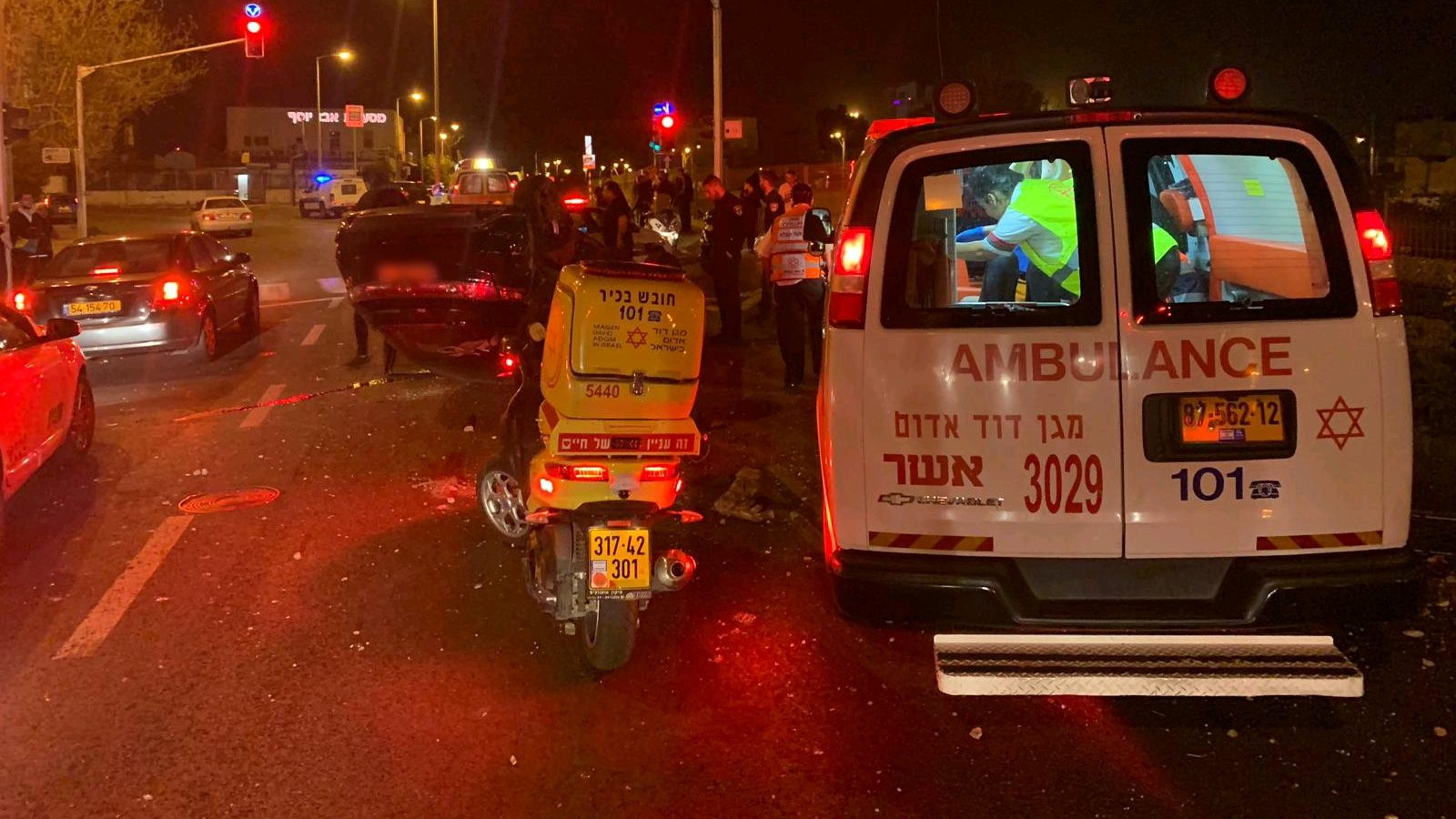 צילום: גסאן סוסאן דוברות מד שתי צעירות נפצעו קשה וקל בהתהפכות רכבן בחיפה