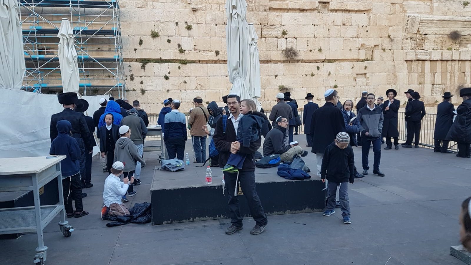 צילום: המטה לשמירה על הכותל הרחבה הדרומית בכותל: עשרות מניינים ומאות מתפללים ומתפללות ע"פ ההלכה והוראות הרבנות הראשית