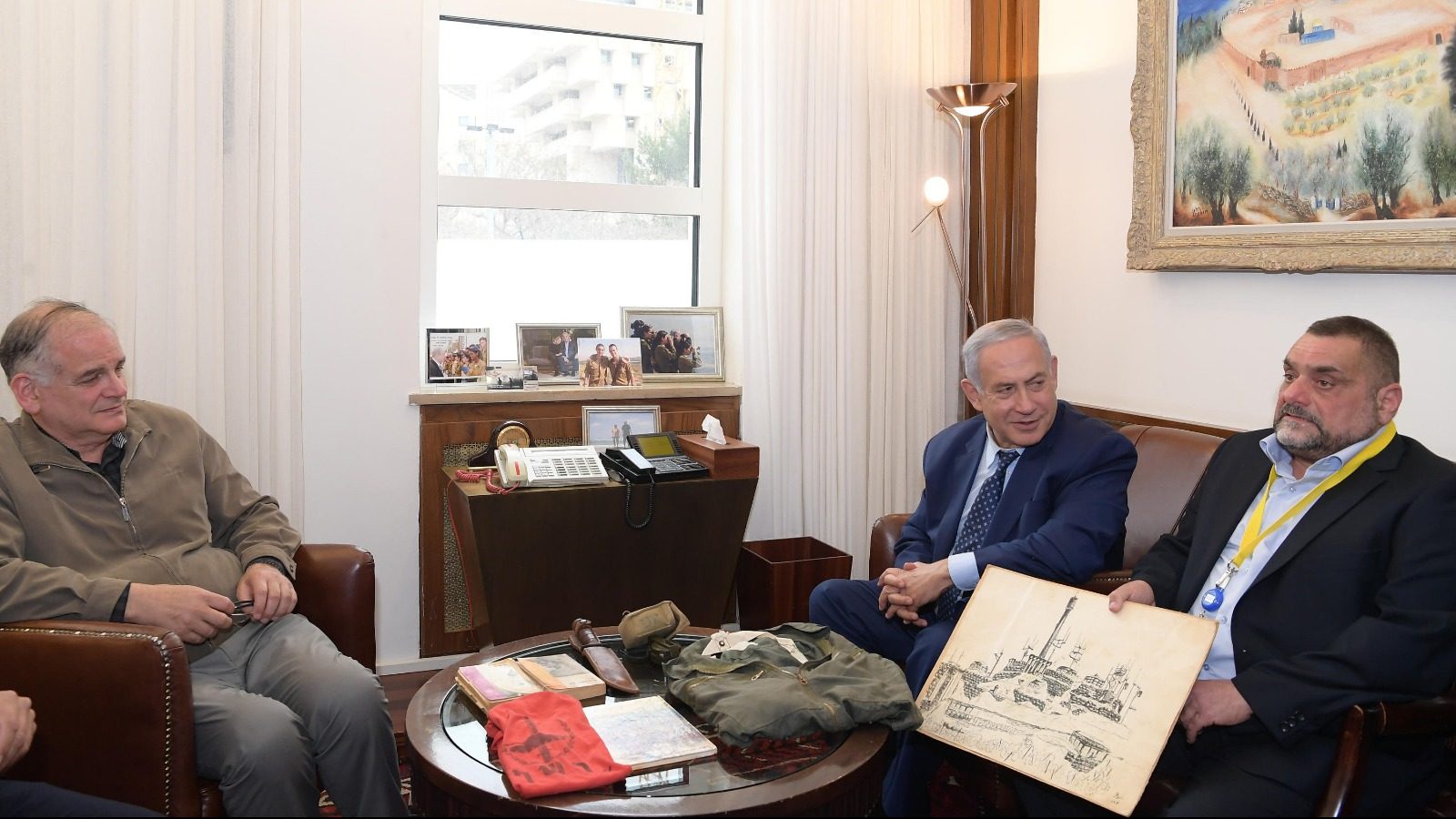 צילום: עמוס בן גרשום, לע נתניהו ואחיו עדו קיבלו פריטים משירותו הצבאי של אחיהם, יוני נתניהו ז"ל. רה"מ: "תזכורת מרגשת"