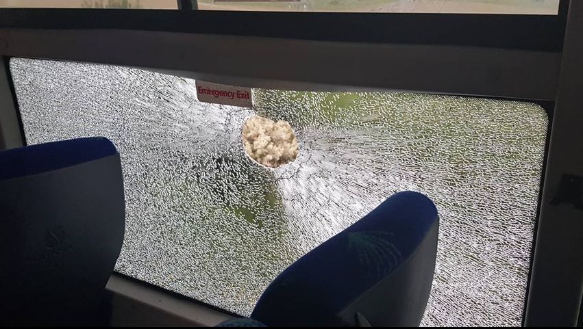 צילום: יחיאב סבג חלון אוטובוס אגד נופץ בפיגוע אבנים בירושלים