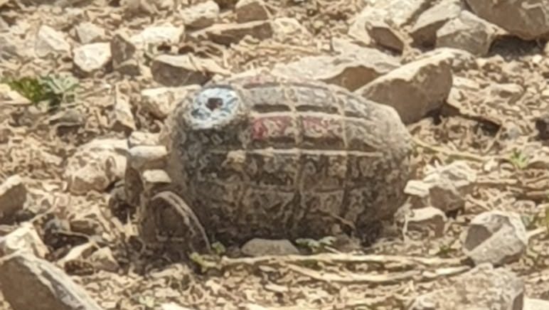 צילום: דוברות המשטרה רימון מתקופת המנדט אותר ברהט – חבלן נטרלו