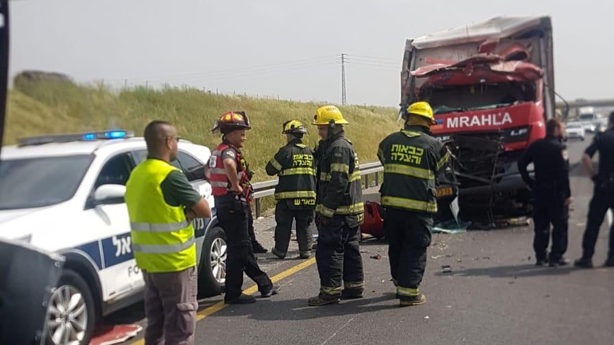 צילום: דוברות המשטרה שלושה פצועים, בהם קשה, בתאונה בין משאית לרכב בכביש 6
