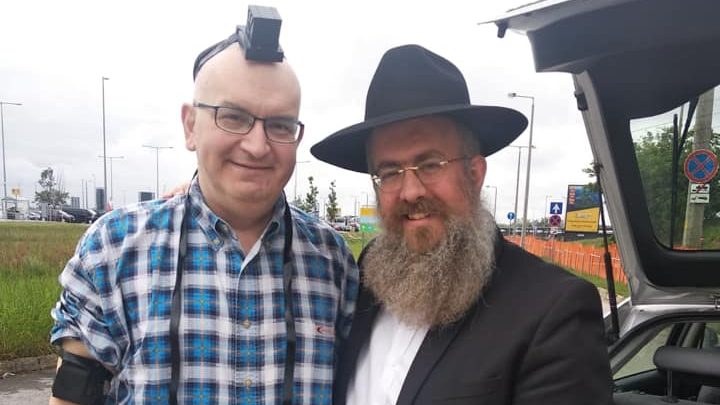 בדרך לשדה התעופה בבודפשט, גילה הרב כי הנהג יהודי והניח לו תפילין לראשונה בחייו