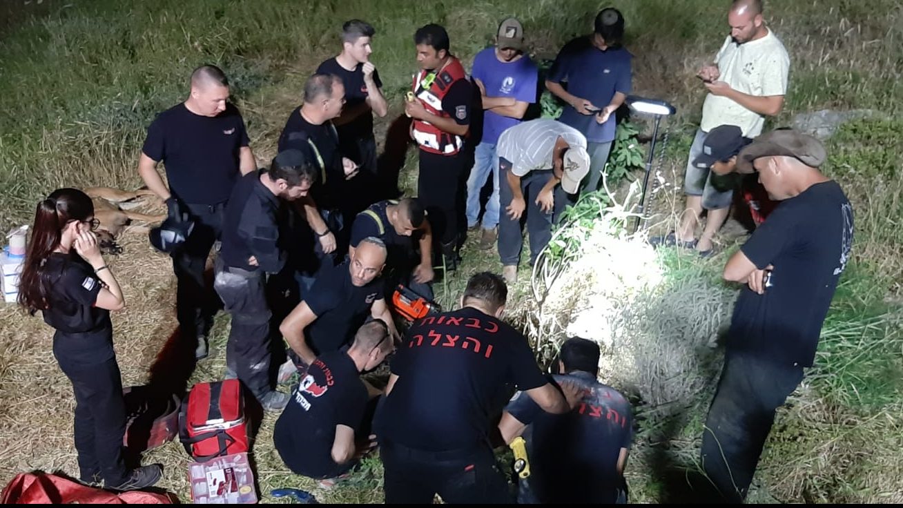 צילום: דוברות כב לוחמי האש חילצו סוס שנפל לבור בעומק 4 מטרים בכפר רות