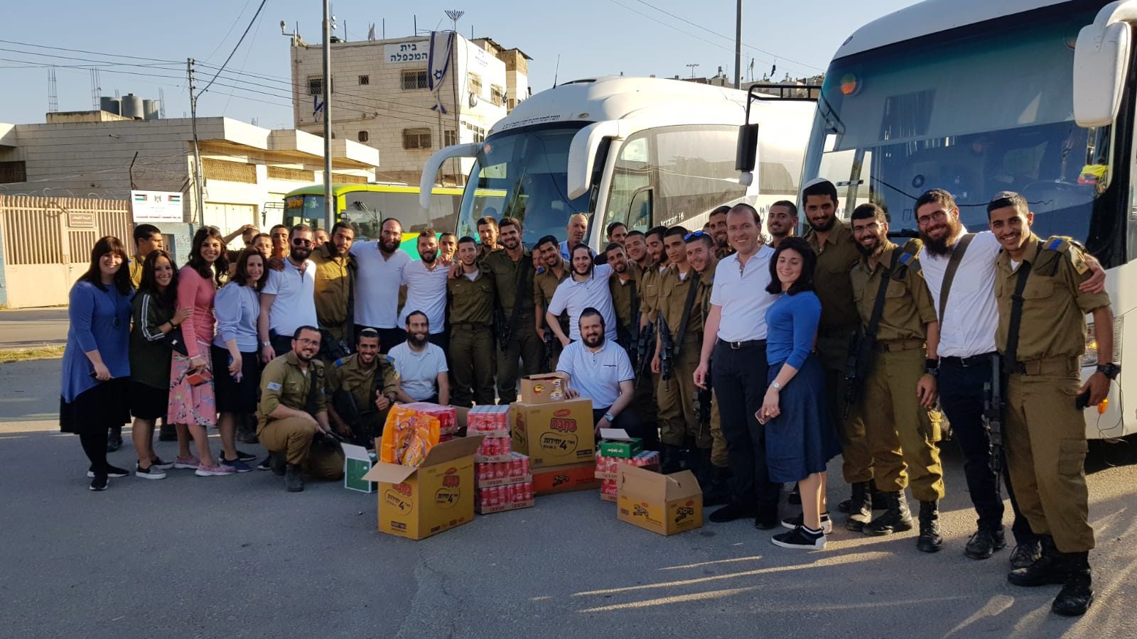 צילום: איציק ניימרק, חב מרגש: קבוצת חרדים מניו יורק רכשה עבור חיילינו חטיפים, עוגות, עוגיות ושתייה