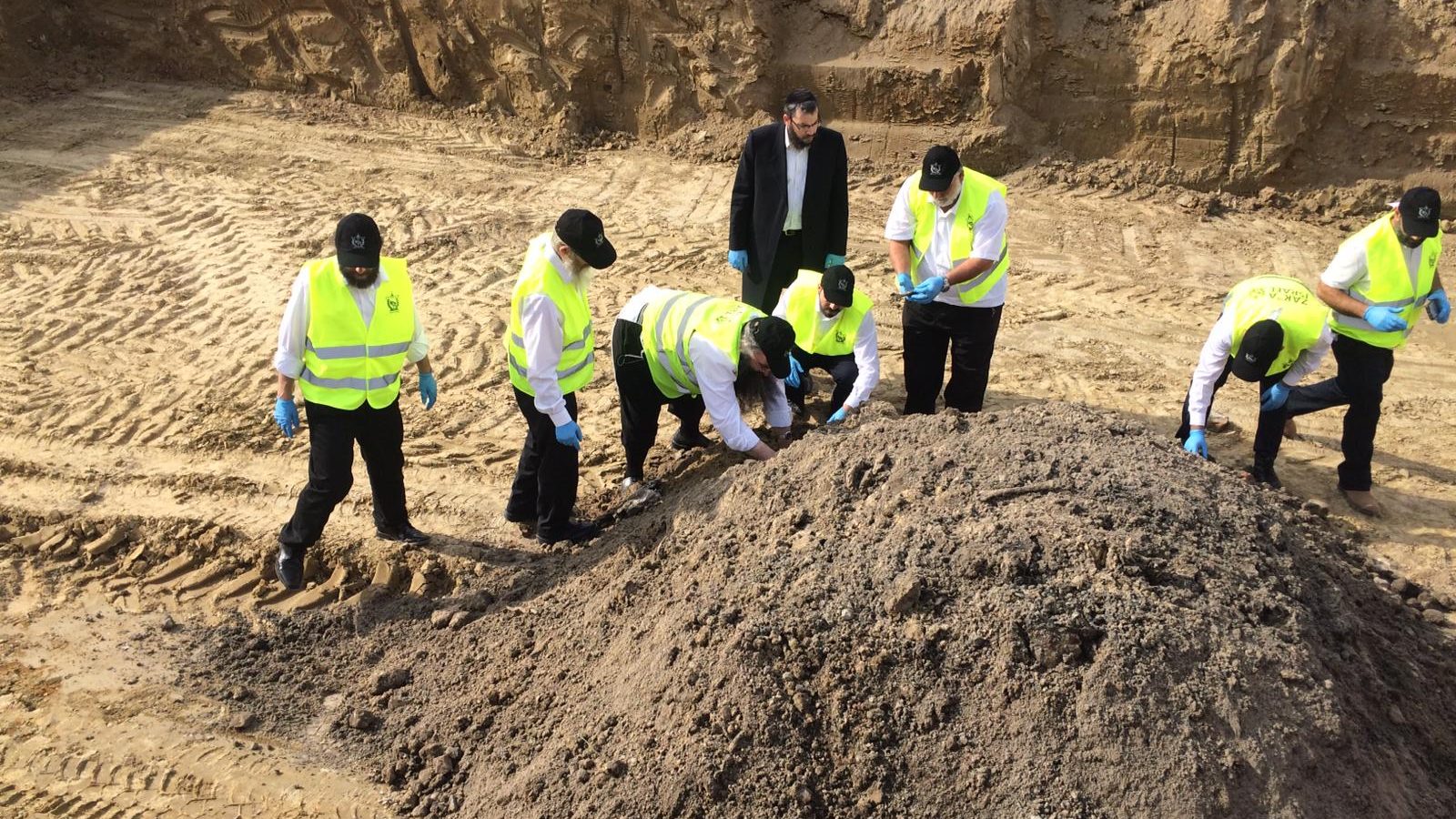 צילום: דוברות זק מתנדבי זק"א פועלים להביא לקבורה את שלדי הנרצחים בשואה שאותרו בקבר אחים בבלארוס