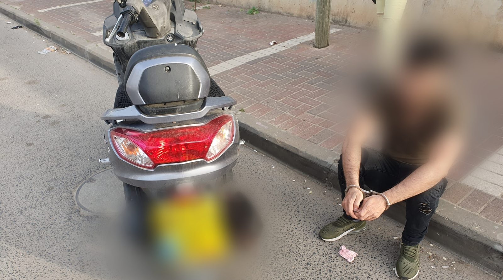 צילום: דוברות המשטרה רוכב קטנוע נתפס עם פלאפון בזמן הרכיבה וסמים בכמות מסחרית בתא האחסון