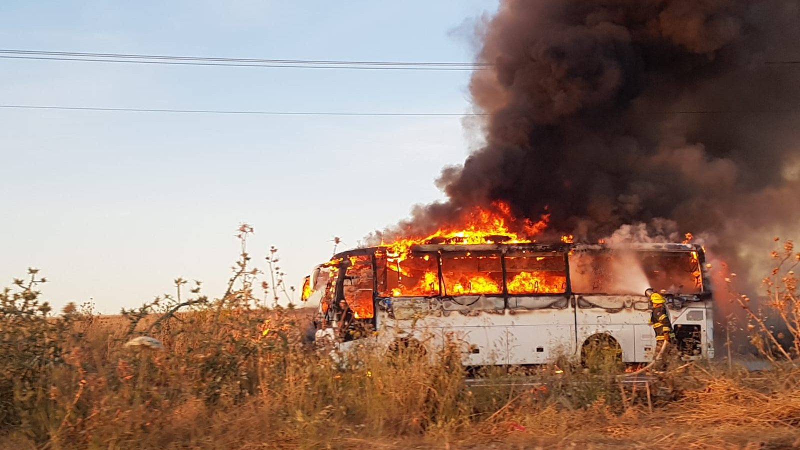 צילום: דוברות כב אוטובוס עלה באש בכביש המוביל לביה