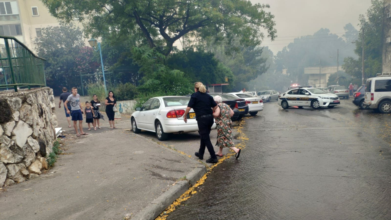 צילום: דוברות המשטרה שריפת קוצים פרצה בפארק הזהב בקריית שמונה – מספר בניינים סמוכים פונו מדיירים