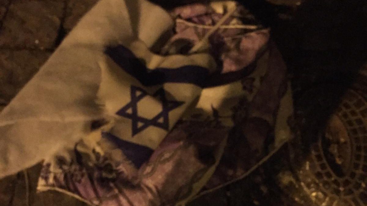 צילום: לילך טיקוצקי ערבי תלש דגל ישראל מרכב ביפו. בעלת הרכב: "רועדת מפחד ועצבים. ברחתי מחשש שיעשו בי לינץ'"