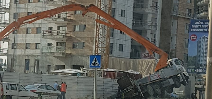 צילום: אמיר לוי תאונת עבודה קטלנית בקריית מוצקין: פועל נהרג מפגיעת זרוע משאית מנוף שהתהפכה