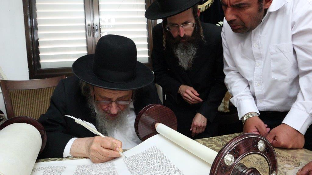 צילום: זיו יהודה אלפים חגגו הכנסת ספר תורה לבית כנסת בבני ברק – שר התורה ושר היראה כתבו אותיות