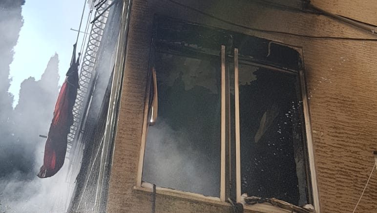 צילום: דוברות כב נזק כבד לדירה שעלתה באש בחיפה – שלושה לכודים חולצו מהמקום