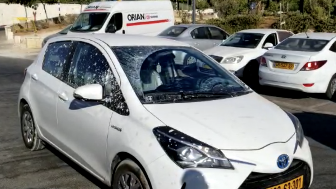 צילום: חברים לשעת צרה הטרור הערבי: נזק לכלי רכב שהותקפו באבנים ובקבוקי צבע סמוך לדולב