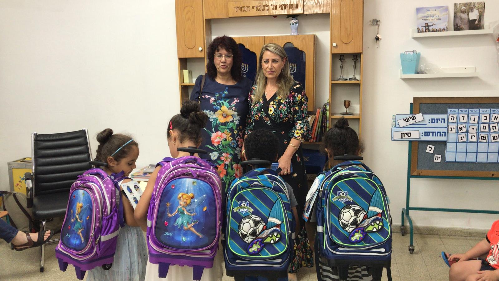 העדה היהודית הספרדית חילקה תיקים לילדים העולים לכיתה א' בחיפה