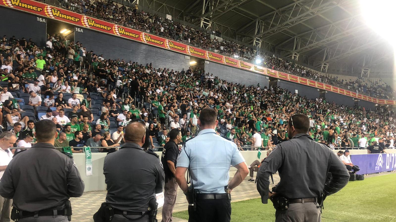 צילום: דוברות המשטרה במהלך המשחק בסמי עופר: אוהד שיגר זיקוק, פצע קטין ונעצר