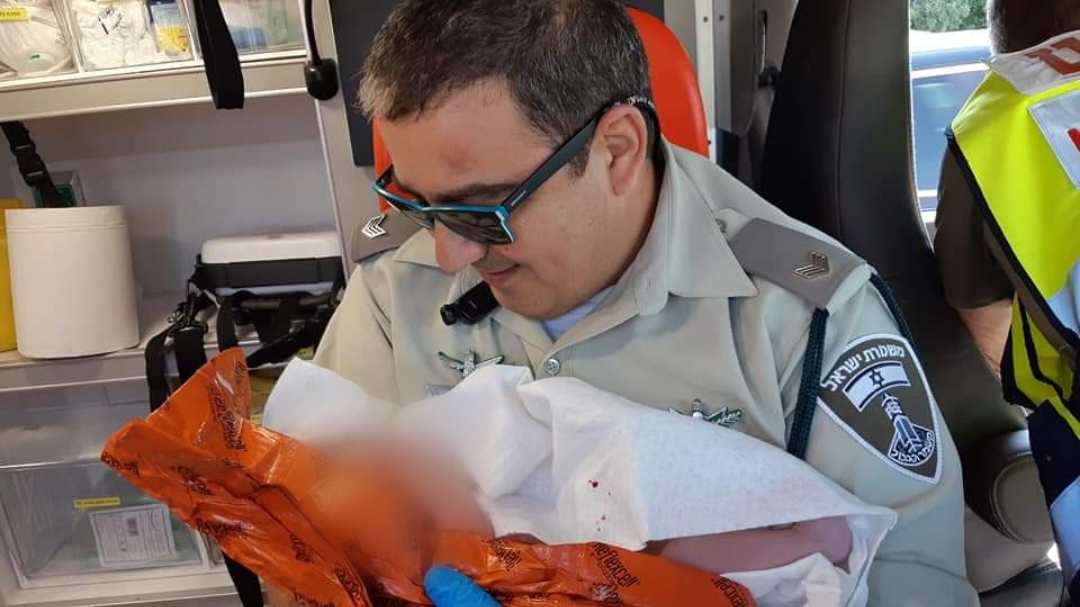 צילום: דוברות המשטרה מזל טוב: שוטרי משמר הגבול יילדו אישה בצומת אלומות בעמק הירדן (תמונות)