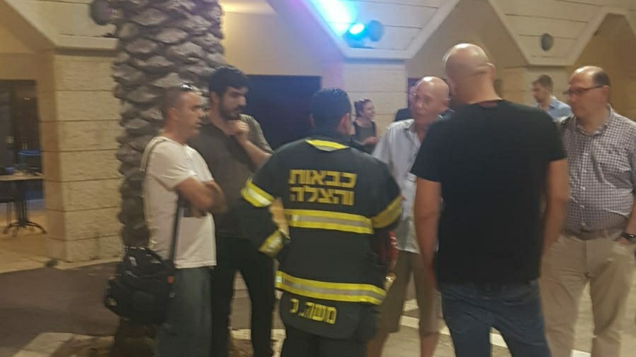צילום: דוברות כב מטף כיבוי פרק במתחם בילויים בחיפה – לוחמי האש הוזעקו למקום