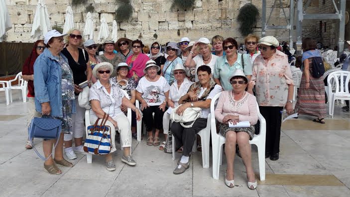 צילום: אלבום פרטי חמישים ניצולי שואה התרגשו וריגשו בטיול בירושלים