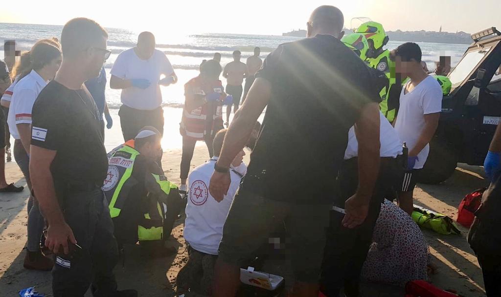 צילום: תיעוד מבצעי מד בת 60 טבעה למוות בחוף ארגמן בעכו