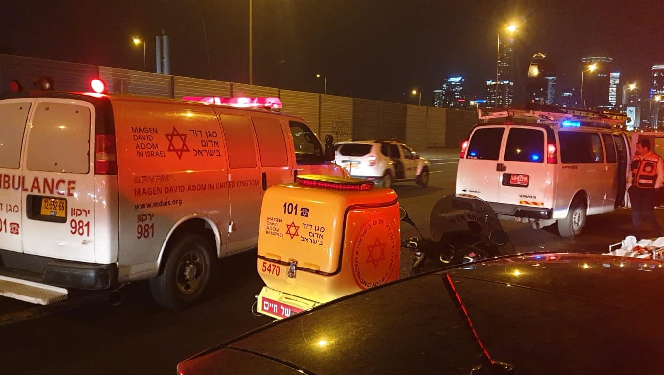 צילום: שימי ברוורמן, דוברות מד רוכב אופנוע נפגע מרכב בכביש 20 – מצבו בינוני