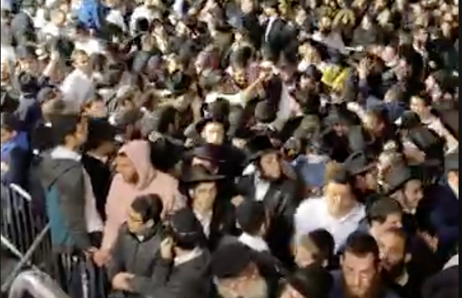 צילום: שמואל עמית שידור חי משכונת קראון הייטס בניו יורק: אלפי חב״דניקים בריקודים ושירים בשמחת בית השואבה | צפו