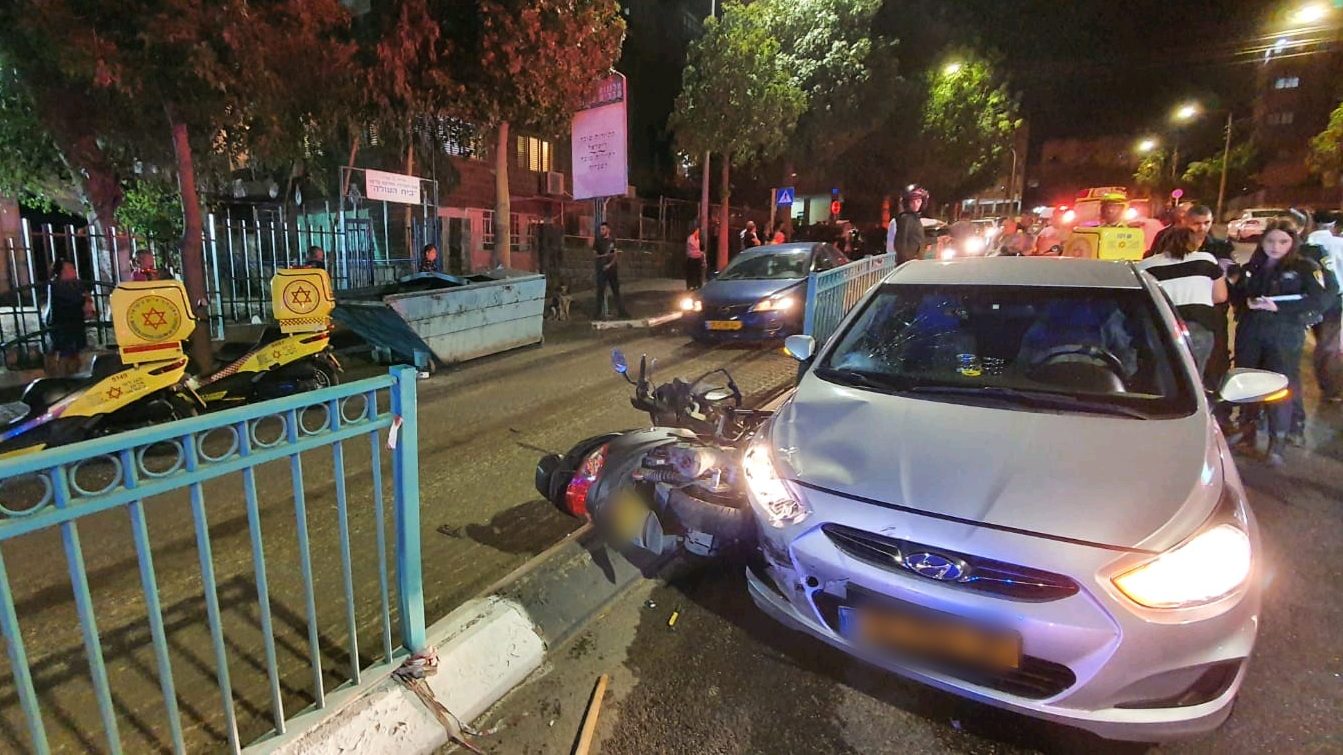 צילום: תיעוד מבצעי מד רוכב אופנוע נפגע מרכב בטבריה – מצבו בינוני