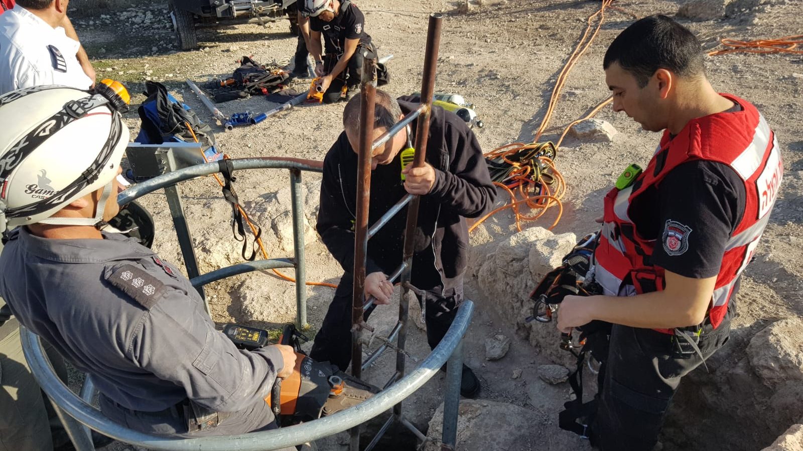 מטיילת חולצה ע"י לוחמי האש ויחידות החילוץ לאחר שנתקעה במערה בעמק האלה