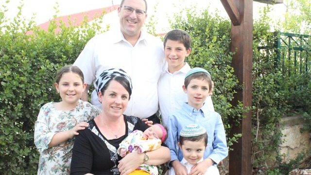 לאחר שאיבדו את אם המשפחה והתינוקת הקטנה, אנשי היישוב מתגייסים למען בני משפחת רימל