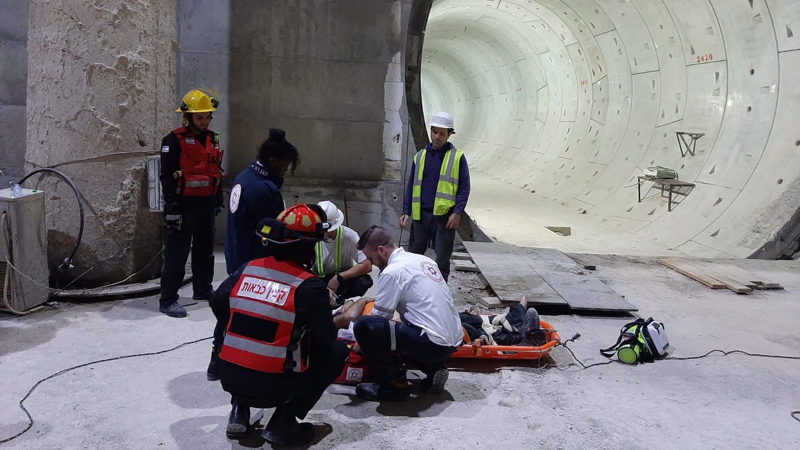 צילום: דוברות כב פועל חולץ לאחר שנלכד מתחת לקורות ברזל באתר עבודה של הרכבת הקלה בבני ברק