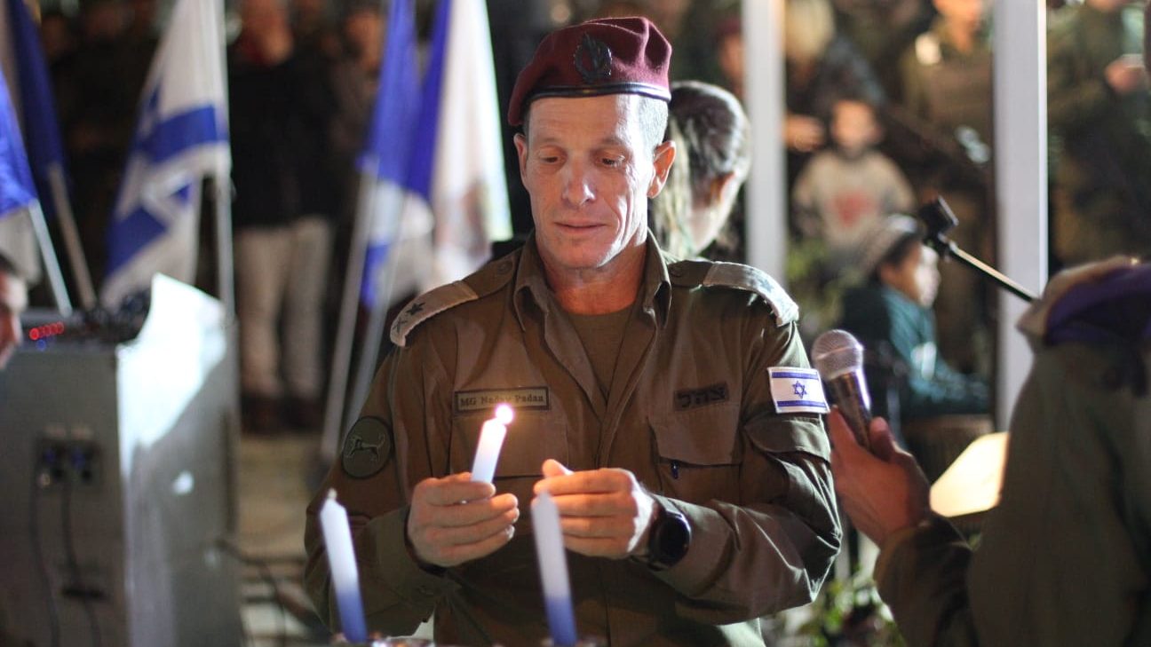 צילום: דובר צה במעמד מפקד פיקוד מרכז, טקס הדלקת נר ראשון התקיים אמש בפינה החמה לחיילים בצומת הגוש