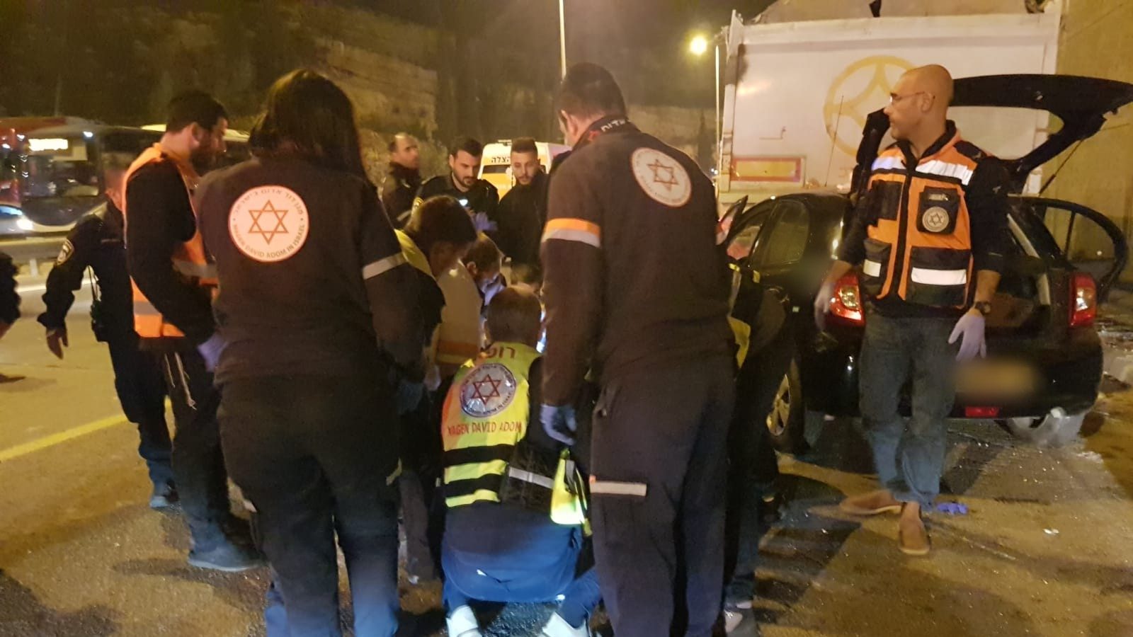 צילום: תיעוד מבצעי מד שני גברים פגעו עם רכבם במשאית חונה בירושלים ונפצעו קשה