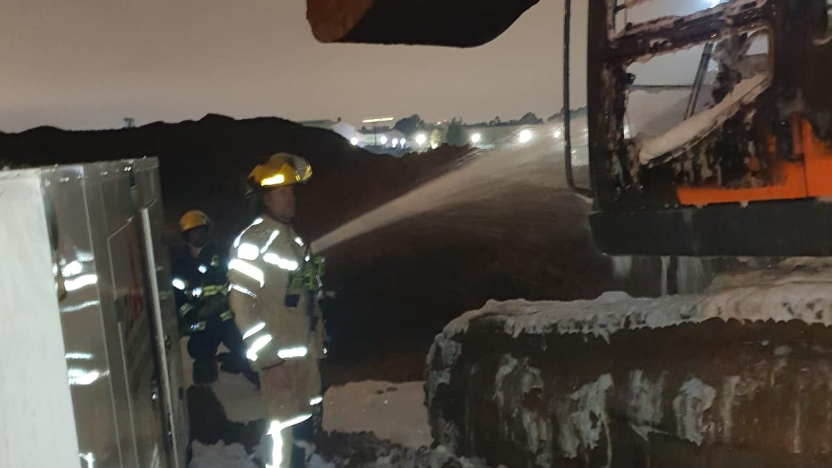 צילום: דוברות כב טרקטור עלה באש באתר בנייה סמוך לכביש 461 – אין נפגעים